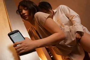 Vợ đi họp lớp rồi quan hệ với nyc mặc cho chồng ở nhà chờ