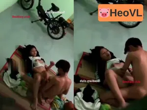 Quay lén hai em học sinh "đi ngoài" trong trọ