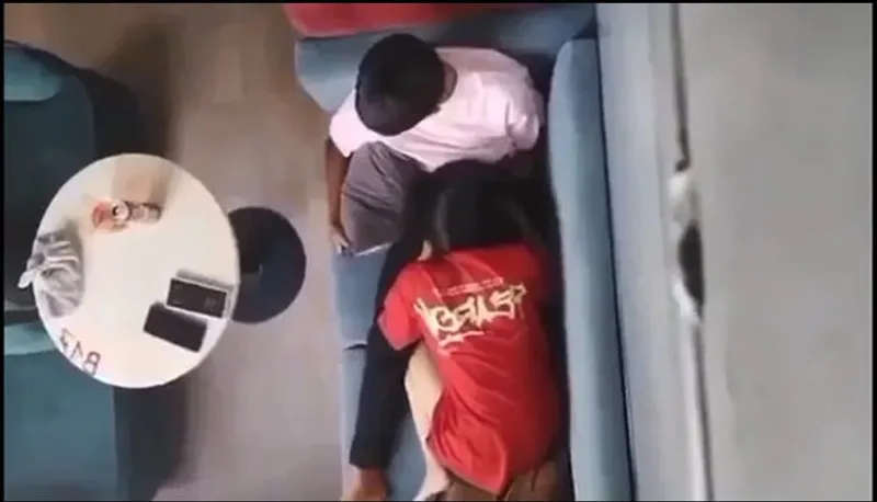 Quay lén bồ mút bú cho cô bạn gái nơi công cộng