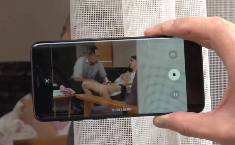 Bạn gái của con trai gian díu với bố chồng bị gã cấp trên khu phố phát hiện